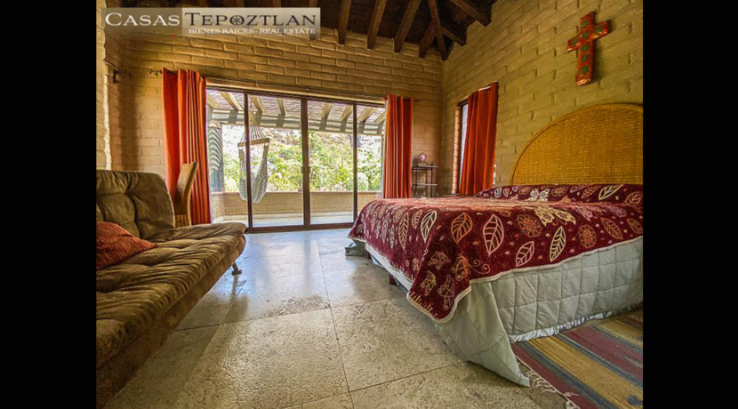 villa_a_la_venta_zona_exclusiva_tepoztlan_residencia_paradisiaca_jacuzzi_alberca_vista_a_las_montañas_fogatorio_huerto_mucha_privacidad_cama_roja