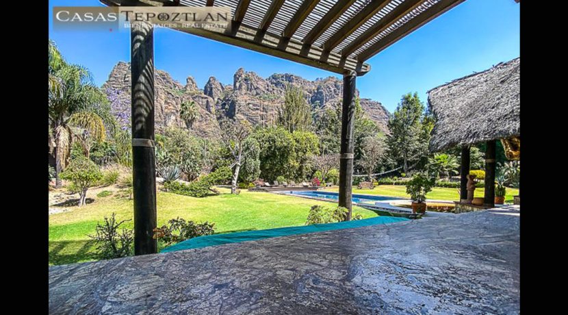 villa_a_la_venta_zona_exclusiva_tepoztlan_residencia_paradisiaca_jacuzzi_alberca_vista_a_las_montañas_fogatorio_huerto_mucha_privacidad_cerro