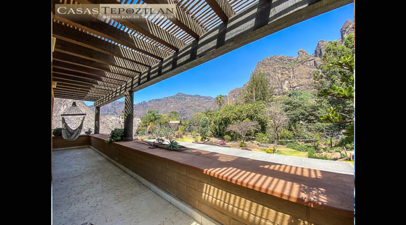 villa_a_la_venta_zona_exclusiva_tepoztlan_residencia_paradisiaca_jacuzzi_alberca_vista_a_las_montañas_fogatorio_huerto_mucha_privacidad_cielo