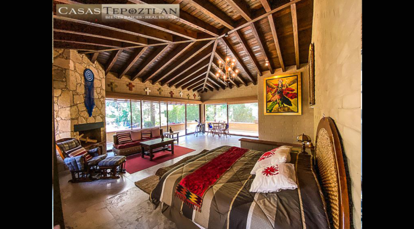 villa_a_la_venta_zona_exclusiva_tepoztlan_residencia_paradisiaca_jacuzzi_alberca_vista_a_las_montañas_fogatorio_huerto_mucha_privacidad_cruces