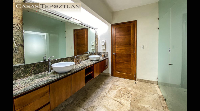 villa_a_la_venta_zona_exclusiva_tepoztlan_residencia_paradisiaca_jacuzzi_alberca_vista_a_las_montañas_fogatorio_huerto_mucha_privacidad_espejo