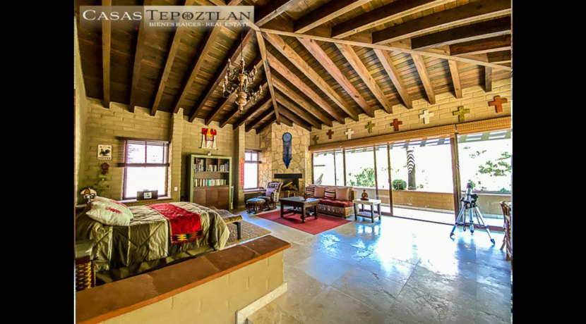 villa_a_la_venta_zona_exclusiva_tepoztlan_residencia_paradisiaca_jacuzzi_alberca_vista_a_las_montañas_fogatorio_huerto_mucha_privacidad_habitación