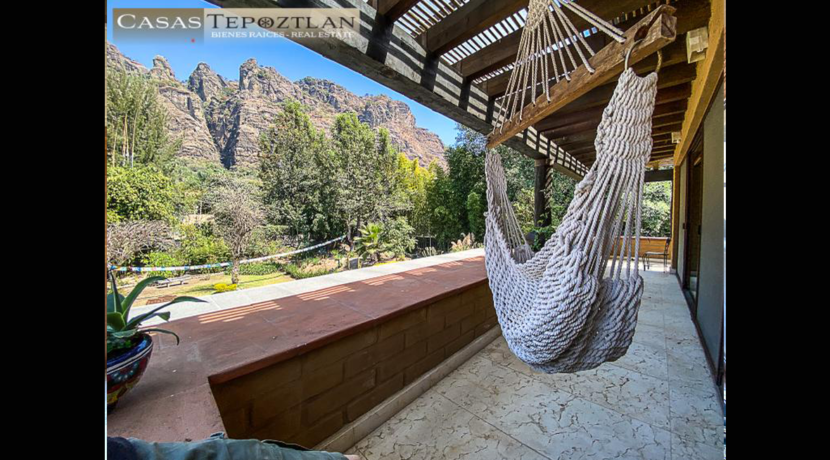 villa_a_la_venta_zona_exclusiva_tepoztlan_residencia_paradisiaca_jacuzzi_alberca_vista_a_las_montañas_fogatorio_huerto_mucha_privacidad_hamaca