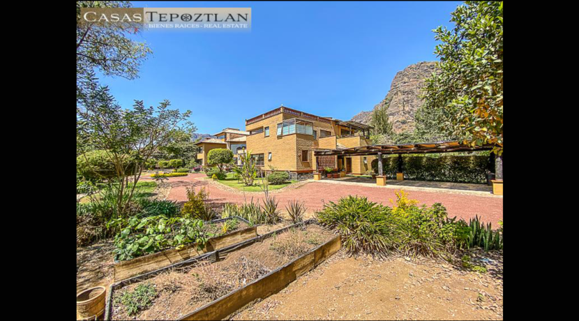 villa_a_la_venta_zona_exclusiva_tepoztlan_residencia_paradisiaca_jacuzzi_alberca_vista_a_las_montañas_fogatorio_huerto_mucha_privacidad_jardín