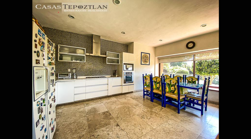 villa_a_la_venta_zona_exclusiva_tepoztlan_residencia_paradisiaca_jacuzzi_alberca_vista_a_las_montañas_fogatorio_huerto_mucha_privacidad_kitchen