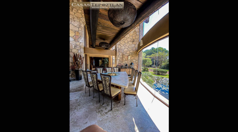 villa_a_la_venta_zona_exclusiva_tepoztlan_residencia_paradisiaca_jacuzzi_alberca_vista_a_las_montañas_fogatorio_huerto_mucha_privacidad_mesa