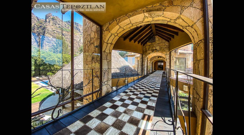 villa_a_la_venta_zona_exclusiva_tepoztlan_residencia_paradisiaca_jacuzzi_alberca_vista_a_las_montañas_fogatorio_huerto_mucha_privacidad_pasillo