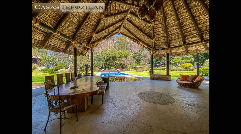 villa_a_la_venta_zona_exclusiva_tepoztlan_residencia_paradisiaca_jacuzzi_alberca_vista_a_las_montañas_fogatorio_huerto_mucha_privacidad_rancho