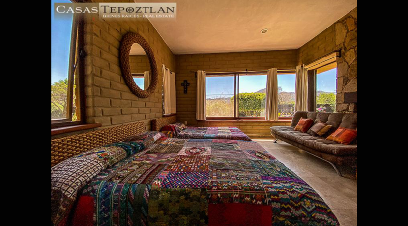 villa_a_la_venta_zona_exclusiva_tepoztlan_residencia_paradisiaca_jacuzzi_alberca_vista_a_las_montañas_fogatorio_huerto_mucha_privacidad_recámara