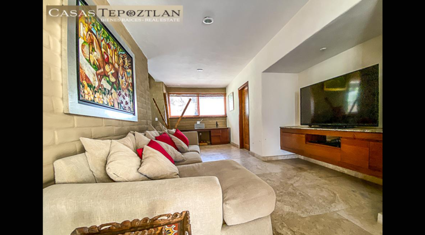 villa_a_la_venta_zona_exclusiva_tepoztlan_residencia_paradisiaca_jacuzzi_alberca_vista_a_las_montañas_fogatorio_huerto_mucha_privacidad_sillón