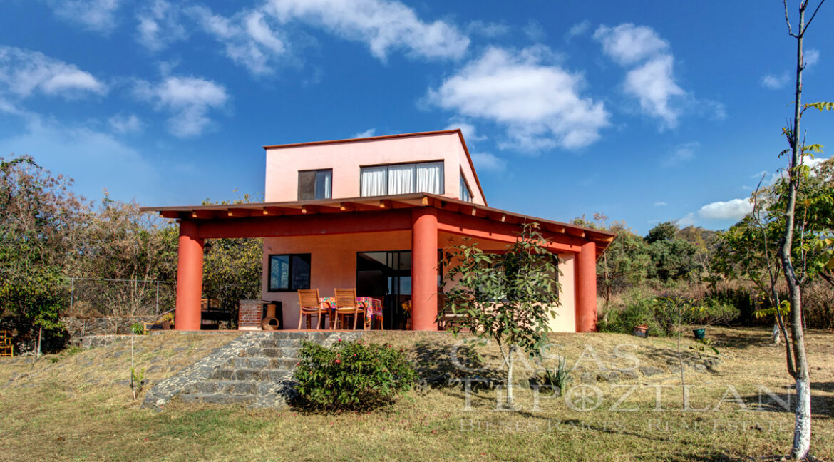 Casa_en_exclusiva_zona_de_tepoztlan_area_relajada_segura_cerca_del_centro_tres_recamaras_palapa_y_fogata_fachada