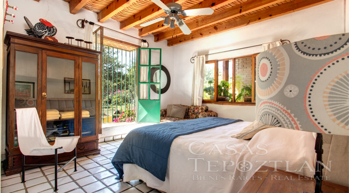 Exclusiva_residencia_en_venta_tepoztlan_amplio_terreno_privada_muchas_recamaras_cancha_de_tennis_gimnasio_jacuzzi_alberca_cama