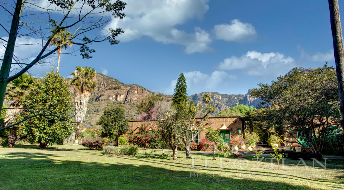 Exclusiva_residencia_en_venta_tepoztlan_amplio_terreno_privada_muchas_recamaras_cancha_de_tennis_gimnasio_jacuzzi_alberca_cerros