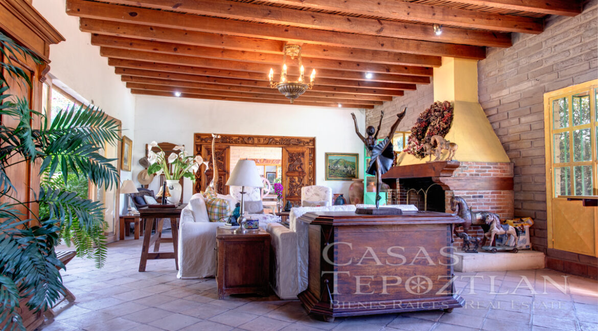Exclusiva_residencia_en_venta_tepoztlan_amplio_terreno_privada_muchas_recamaras_cancha_de_tennis_gimnasio_jacuzzi_alberca_chimenea