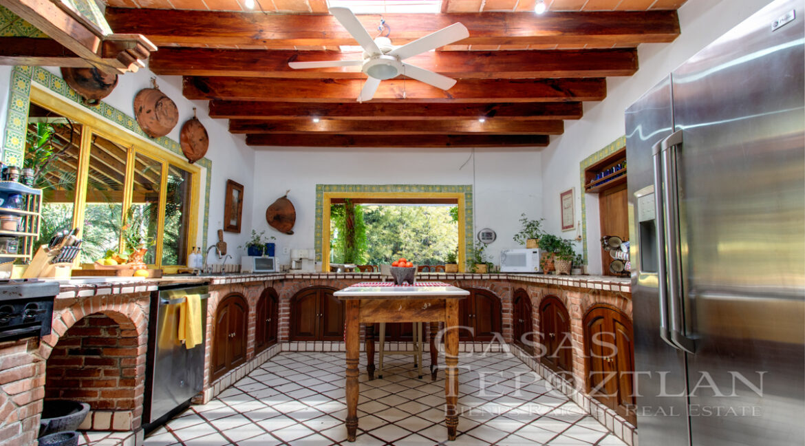 Exclusiva_residencia_en_venta_tepoztlan_amplio_terreno_privada_muchas_recamaras_cancha_de_tennis_gimnasio_jacuzzi_alberca_cocina