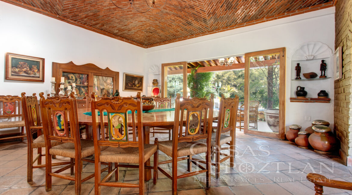 Exclusiva_residencia_en_venta_tepoztlan_amplio_terreno_privada_muchas_recamaras_cancha_de_tennis_gimnasio_jacuzzi_alberca_comedor