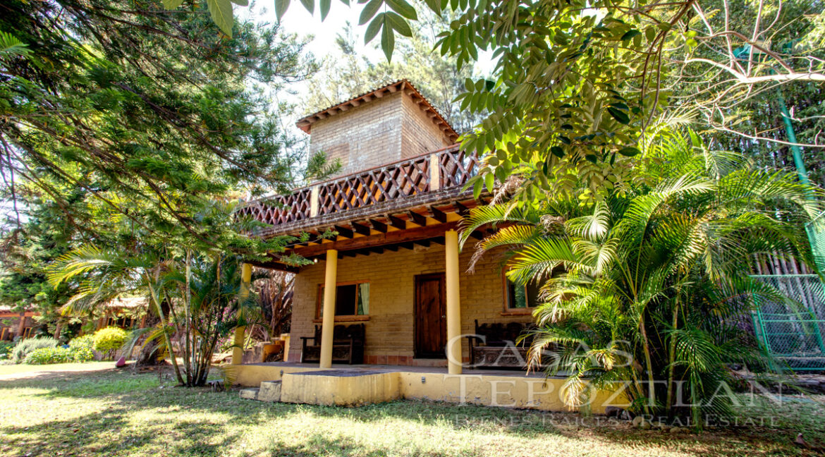 Exclusiva_residencia_en_venta_tepoztlan_amplio_terreno_privada_muchas_recamaras_cancha_de_tennis_gimnasio_jacuzzi_alberca_facahada