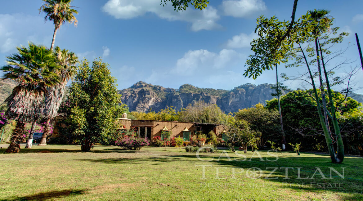 Exclusiva_residencia_en_venta_tepoztlan_amplio_terreno_privada_muchas_recamaras_cancha_de_tennis_gimnasio_jacuzzi_alberca_frente