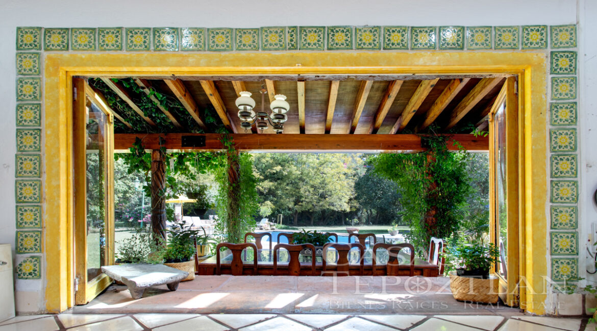 Exclusiva_residencia_en_venta_tepoztlan_amplio_terreno_privada_muchas_recamaras_cancha_de_tennis_gimnasio_jacuzzi_alberca_marco