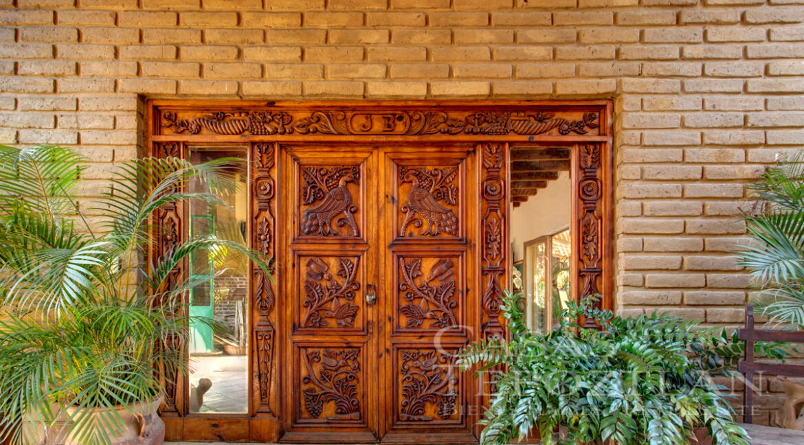 Exclusiva_residencia_en_venta_tepoztlan_amplio_terreno_privada_muchas_recamaras_cancha_de_tennis_gimnasio_jacuzzi_alberca_puerta