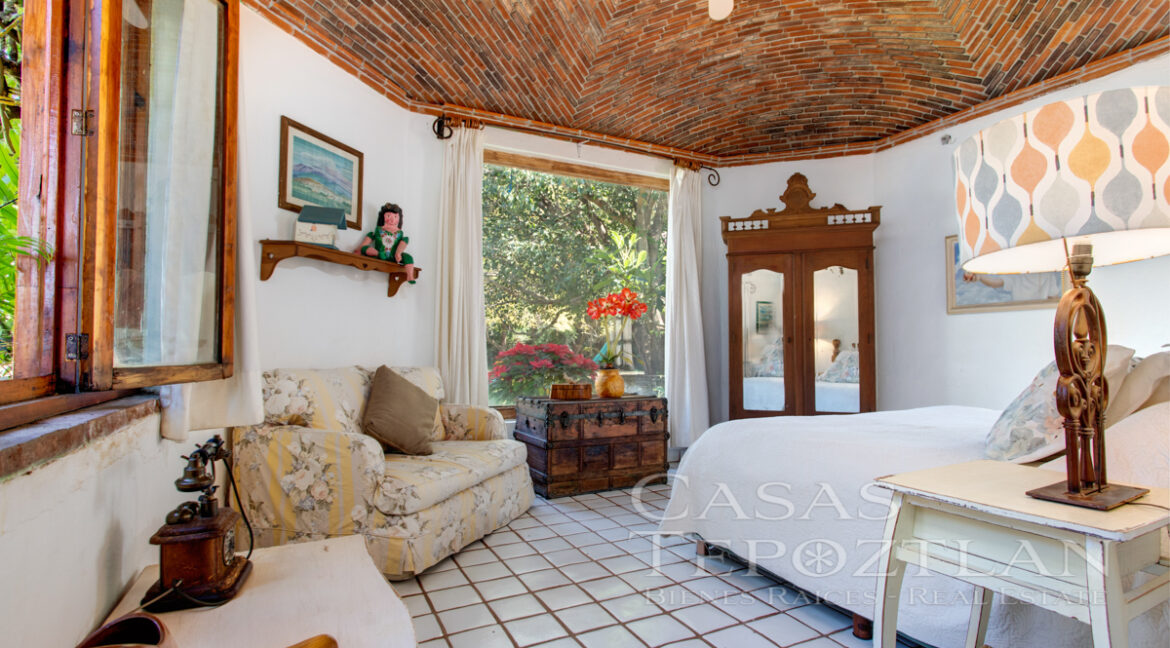 Exclusiva_residencia_en_venta_tepoztlan_amplio_terreno_privada_muchas_recamaras_cancha_de_tennis_gimnasio_jacuzzi_alberca_recamara