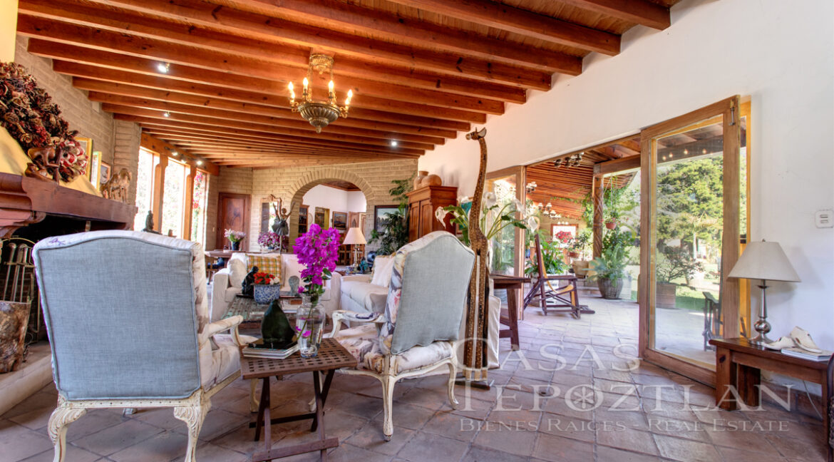 Exclusiva_residencia_en_venta_tepoztlan_amplio_terreno_privada_muchas_recamaras_cancha_de_tennis_gimnasio_jacuzzi_alberca_sala