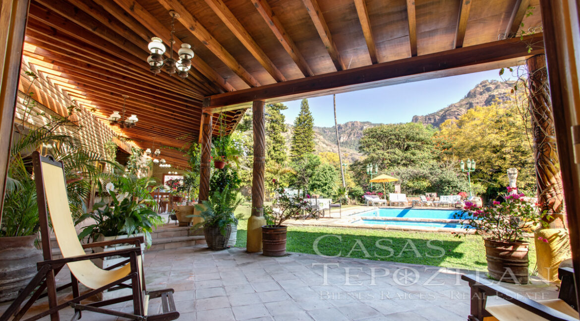 Exclusiva_residencia_en_venta_tepoztlan_amplio_terreno_privada_muchas_recamaras_cancha_de_tennis_gimnasio_jacuzzi_alberca_sillas