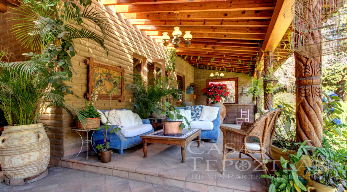 Exclusiva_residencia_en_venta_tepoztlan_amplio_terreno_privada_muchas_recamaras_cancha_de_tennis_gimnasio_jacuzzi_alberca_sillones