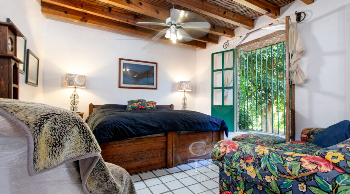 Exclusiva_residencia_en_venta_tepoztlan_amplio_terreno_privada_muchas_recamaras_cancha_de_tennis_gimnasio_jacuzzi_alberca_techos