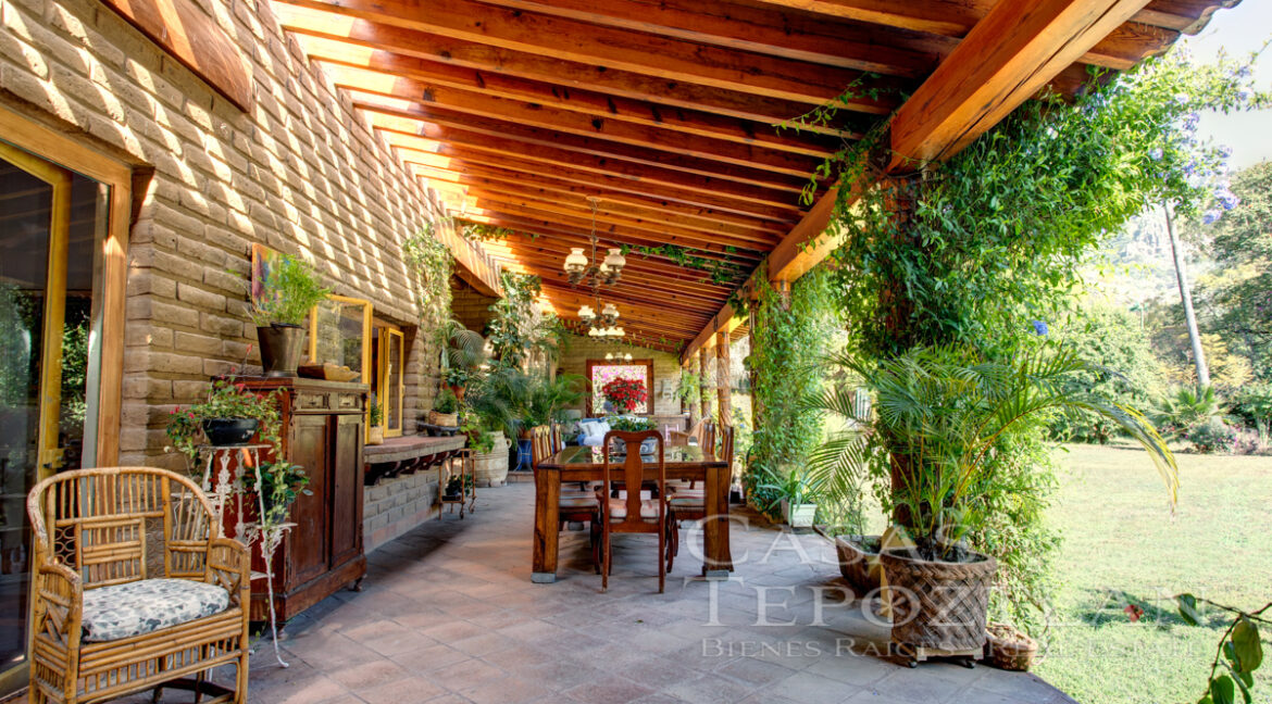 Exclusiva_residencia_en_venta_tepoztlan_amplio_terreno_privada_muchas_recamaras_cancha_de_tennis_gimnasio_jacuzzi_alberca_terraza