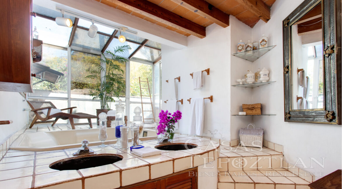Exclusiva_residencia_en_venta_tepoztlan_amplio_terreno_privada_muchas_recamaras_cancha_de_tennis_gimnasio_jacuzzi_alberca_vigas