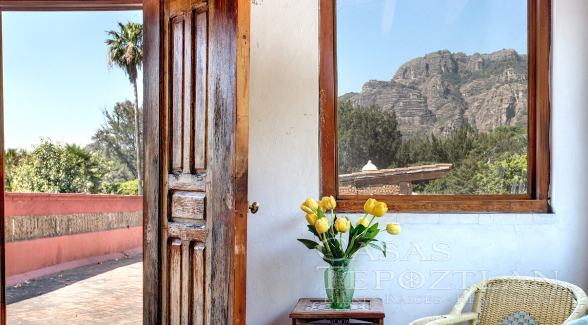 Exclusiva_residencia_en_venta_tepoztlan_amplio_terreno_privada_muchas_recamaras_cancha_de_tennis_gimnasio_jacuzzi_alberca_vistas