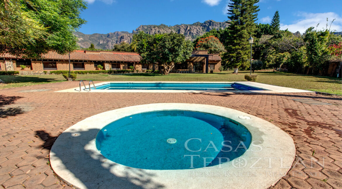 Hermosa_casa_de_adobe_vistas_impresionantes_extenso_jardin_arboles_maduros_techos_altos_una_planta_alberca