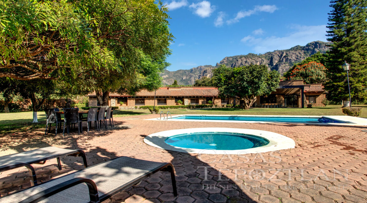 Hermosa_casa_de_adobe_vistas_impresionantes_extenso_jardin_arboles_maduros_techos_altos_una_planta_albercas