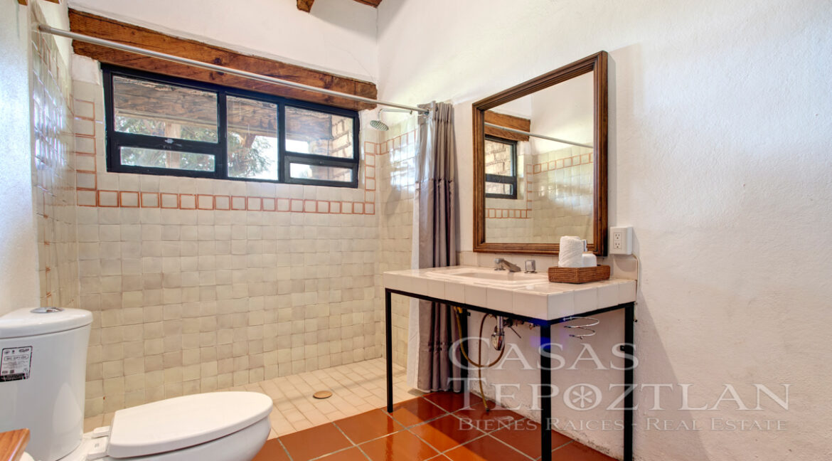 Hermosa_casa_de_adobe_vistas_impresionantes_extenso_jardin_arboles_maduros_techos_altos_una_planta_banos