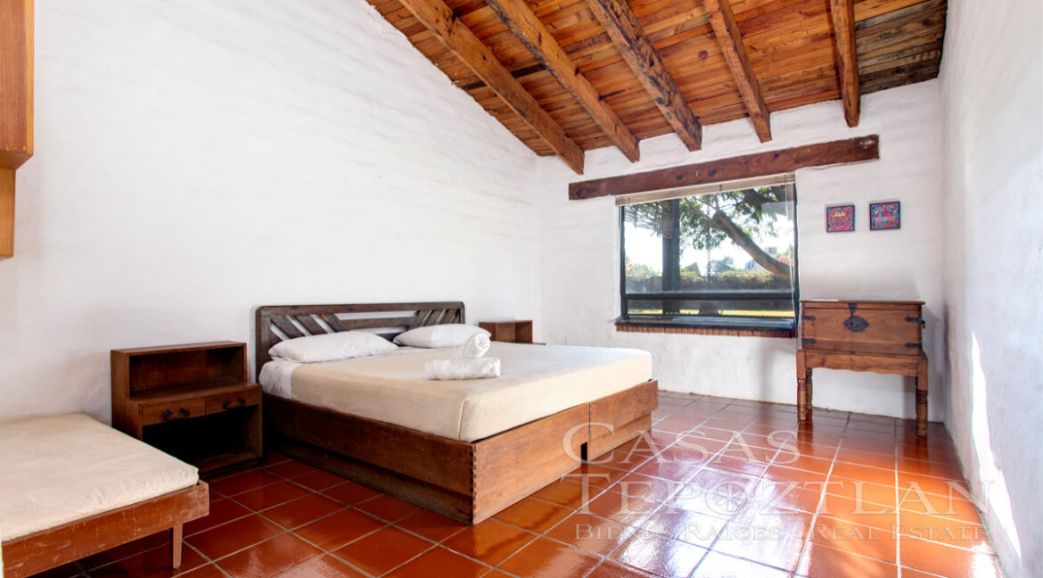 Hermosa_casa_de_adobe_vistas_impresionantes_extenso_jardin_arboles_maduros_techos_altos_una_planta_cama