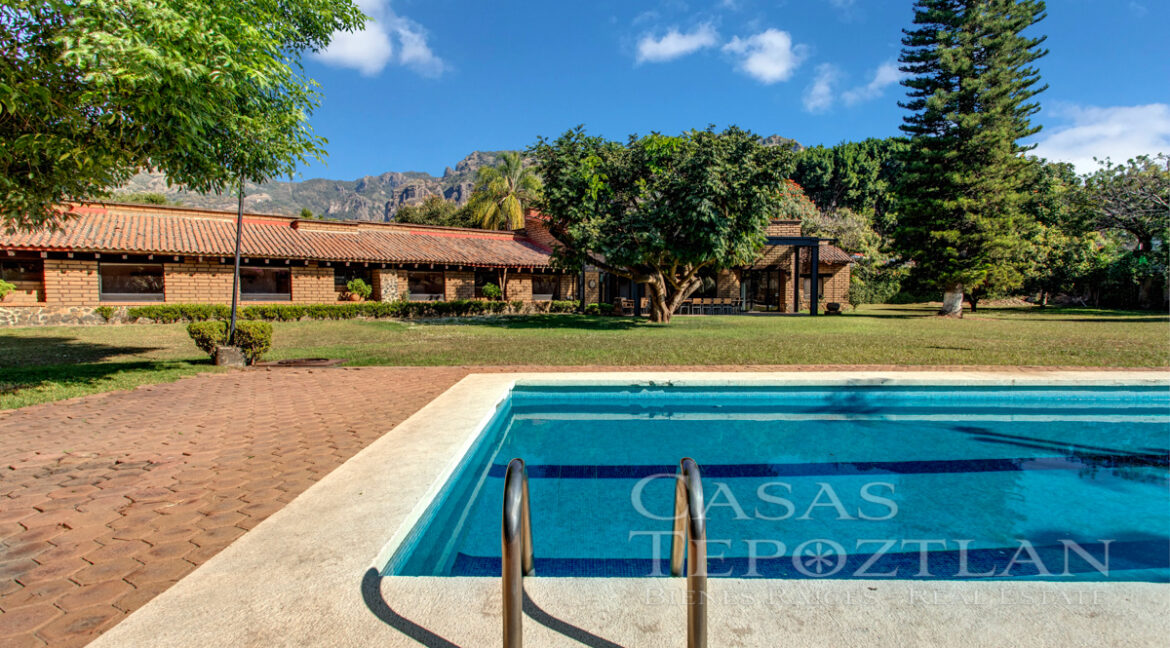 Hermosa_casa_de_adobe_vistas_impresionantes_extenso_jardin_arboles_maduros_techos_altos_una_planta_cerros