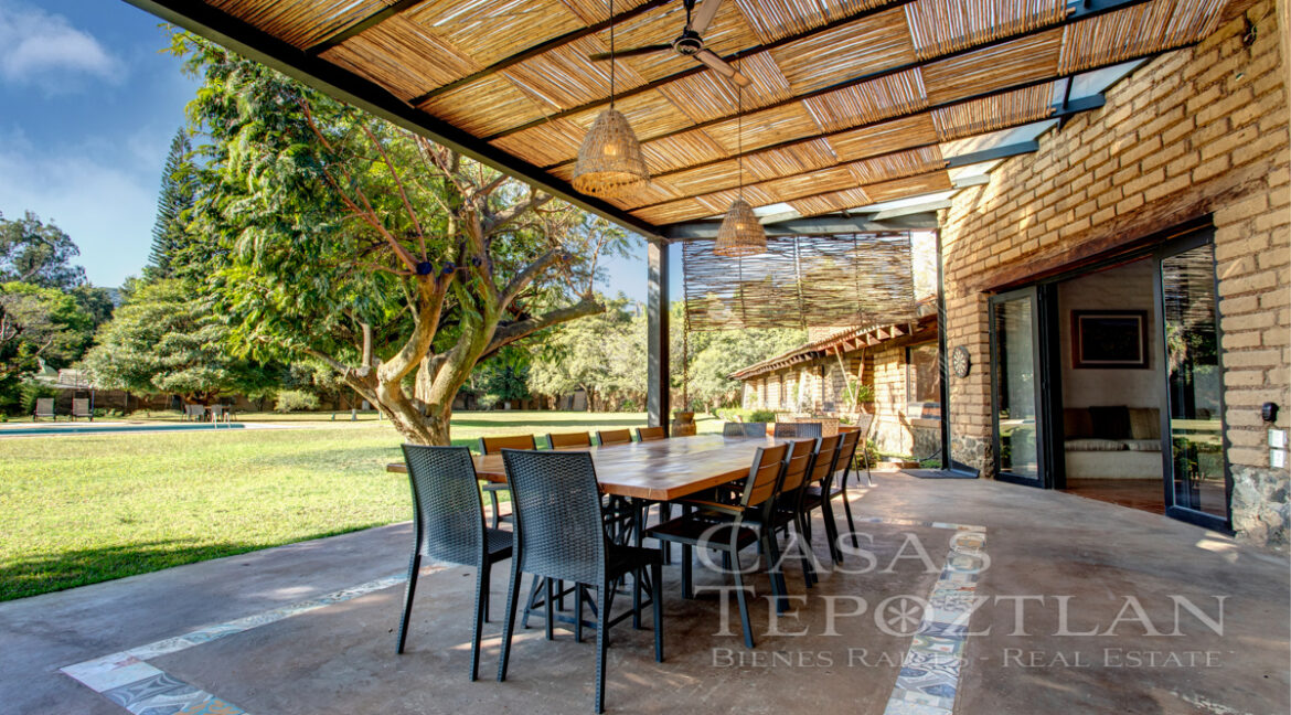 Hermosa_casa_de_adobe_vistas_impresionantes_extenso_jardin_arboles_maduros_techos_altos_una_planta_exteriores