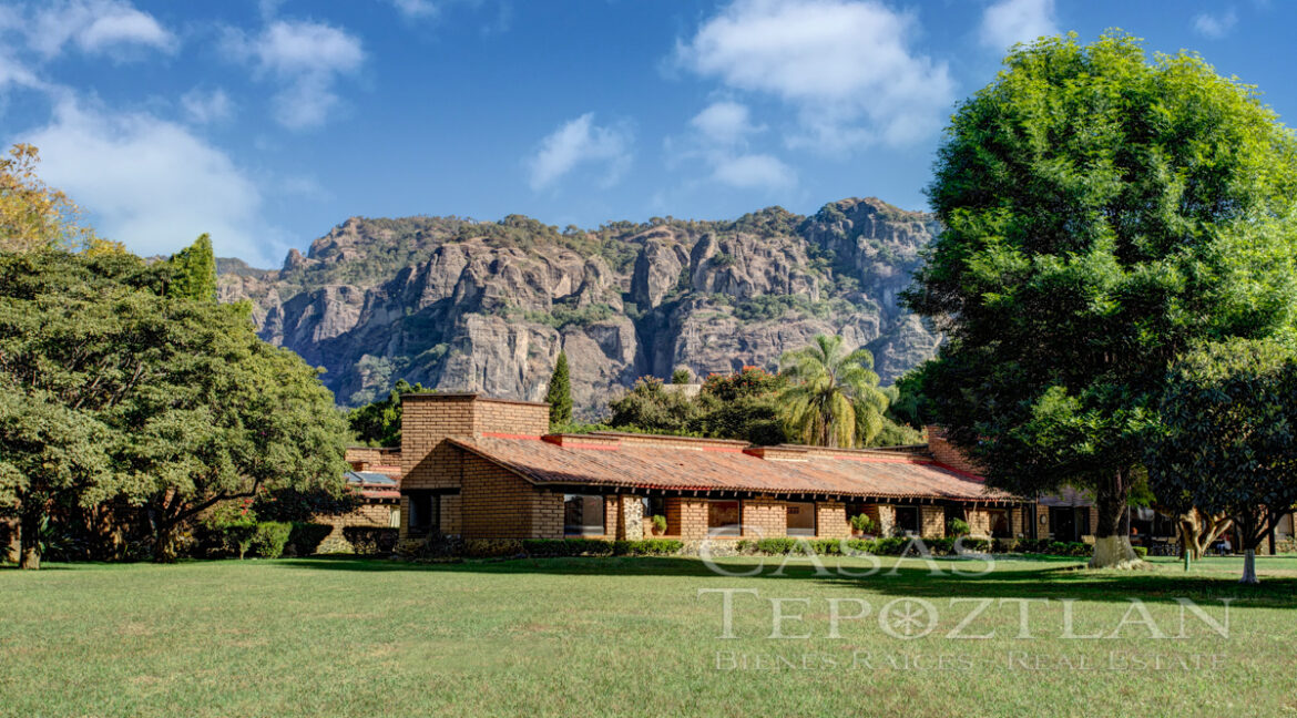 Hermosa_casa_de_adobe_vistas_impresionantes_extenso_jardin_arboles_maduros_techos_altos_una_planta_fachada