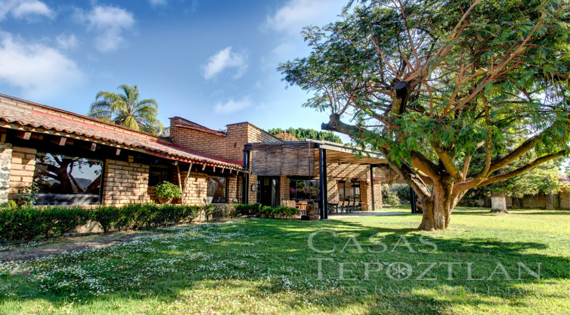 Hermosa_casa_de_adobe_vistas_impresionantes_extenso_jardin_arboles_maduros_techos_altos_una_planta_jardin