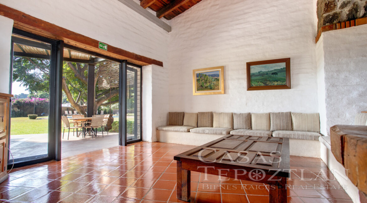 Hermosa_casa_de_adobe_vistas_impresionantes_extenso_jardin_arboles_maduros_techos_altos_una_planta_mesa