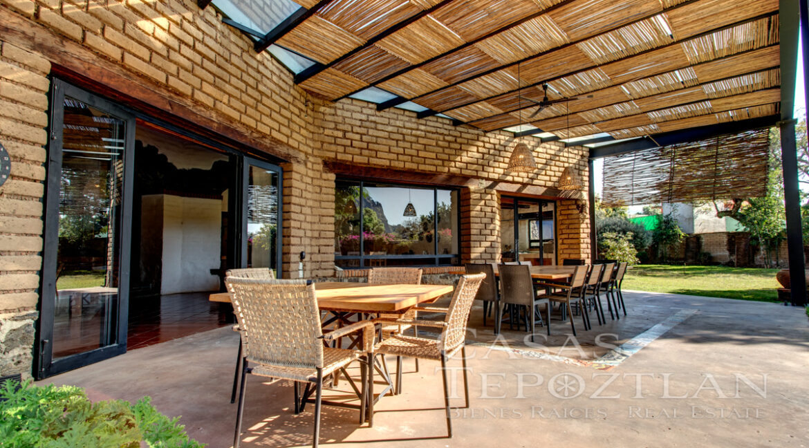 Hermosa_casa_de_adobe_vistas_impresionantes_extenso_jardin_arboles_maduros_techos_altos_una_planta_mesas