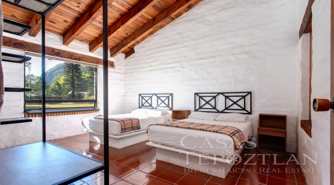 Hermosa_casa_de_adobe_vistas_impresionantes_extenso_jardin_arboles_maduros_techos_altos_una_planta_recamara