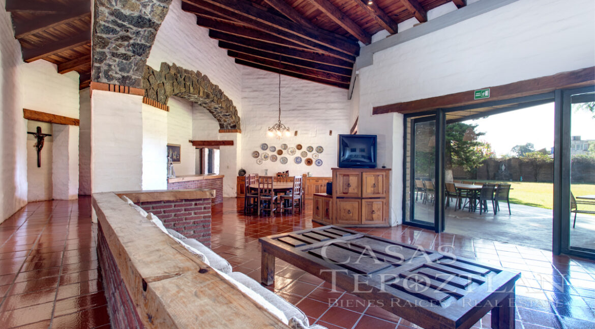 Hermosa_casa_de_adobe_vistas_impresionantes_extenso_jardin_arboles_maduros_techos_altos_una_planta_techos