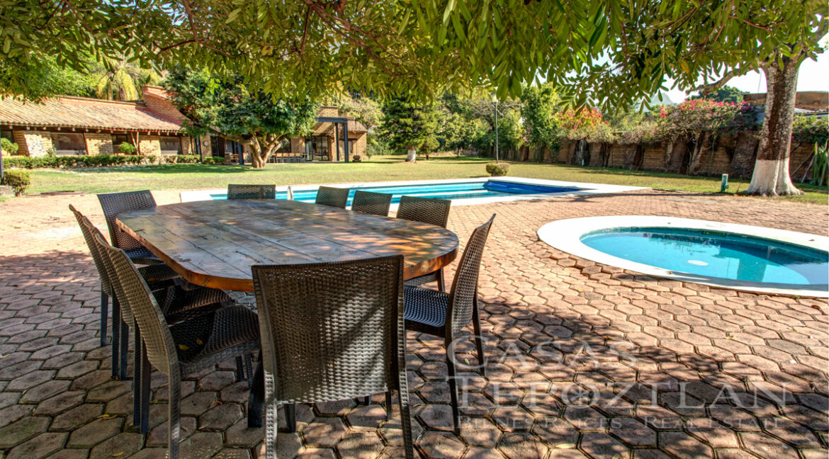 Hermosa_casa_de_adobe_vistas_impresionantes_extenso_jardin_arboles_maduros_techos_altos_una_planta_terraza