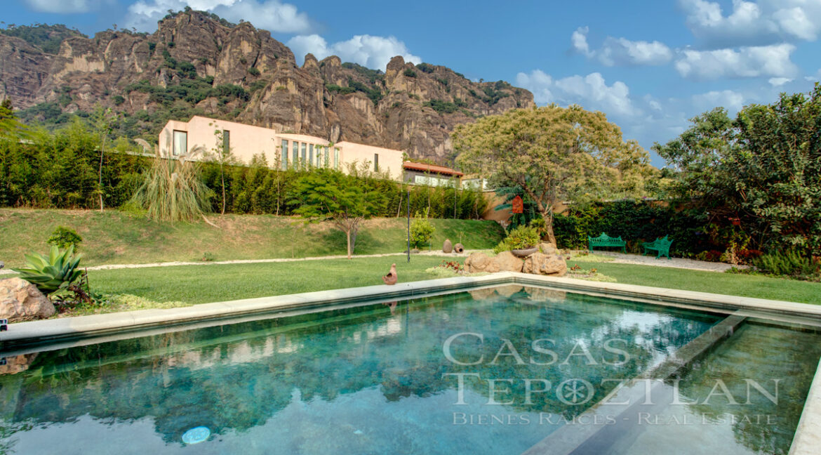 casa_exclusiva_en_tepoztlan_moderna_privada_interiores_amplios_jardin_con_alberca_varias_recamaras_alberca