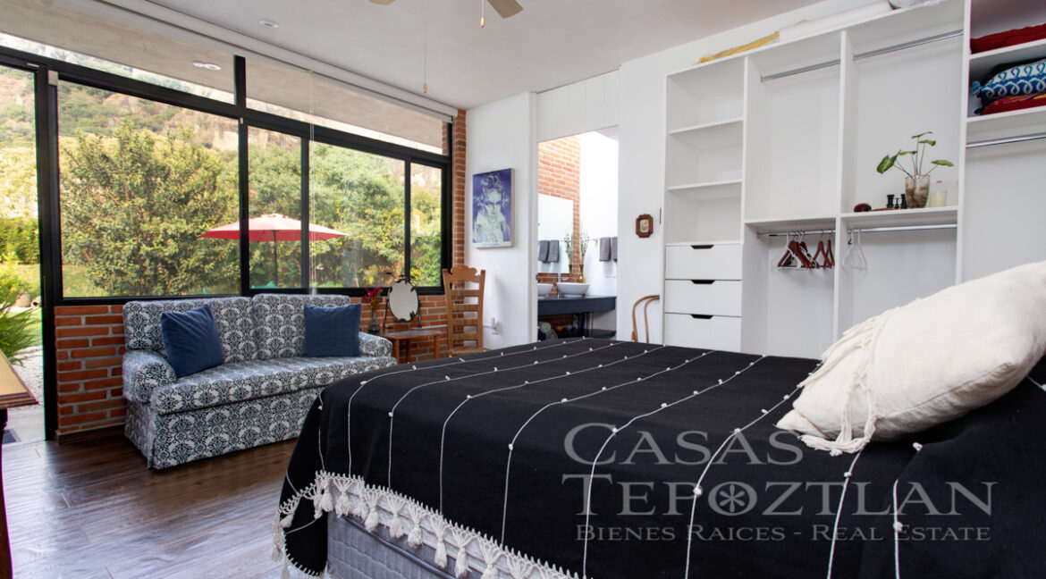 casa_exclusiva_en_tepoztlan_moderna_privada_interiores_amplios_jardin_con_alberca_varias_recamaras_cama