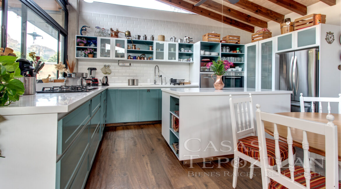 casa_exclusiva_en_tepoztlan_moderna_privada_interiores_amplios_jardin_con_alberca_varias_recamaras_cocina