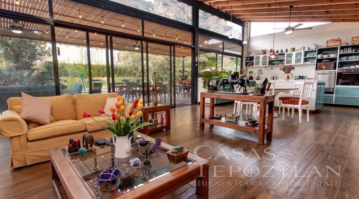 casa_exclusiva_en_tepoztlan_moderna_privada_interiores_amplios_jardin_con_alberca_varias_recamaras_comedor