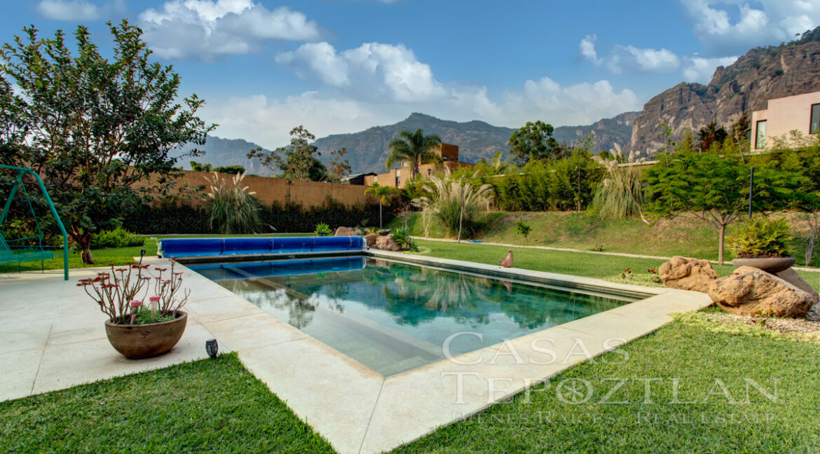 casa_exclusiva_en_tepoztlan_moderna_privada_interiores_amplios_jardin_con_alberca_varias_recamaras_jardin
